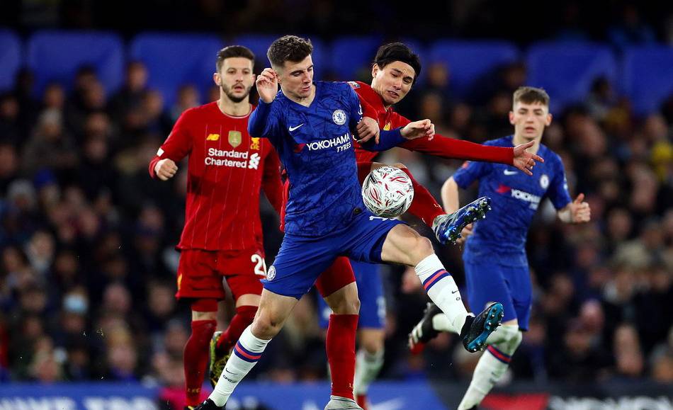 尴尬，一英格兰球迷在阿尔巴尼亚主场被旋转闸门卡住