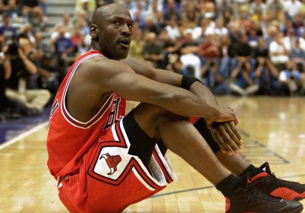 勇媒：告诉PJ晚安要在场上做 而不是像小丑一样在通道里做.